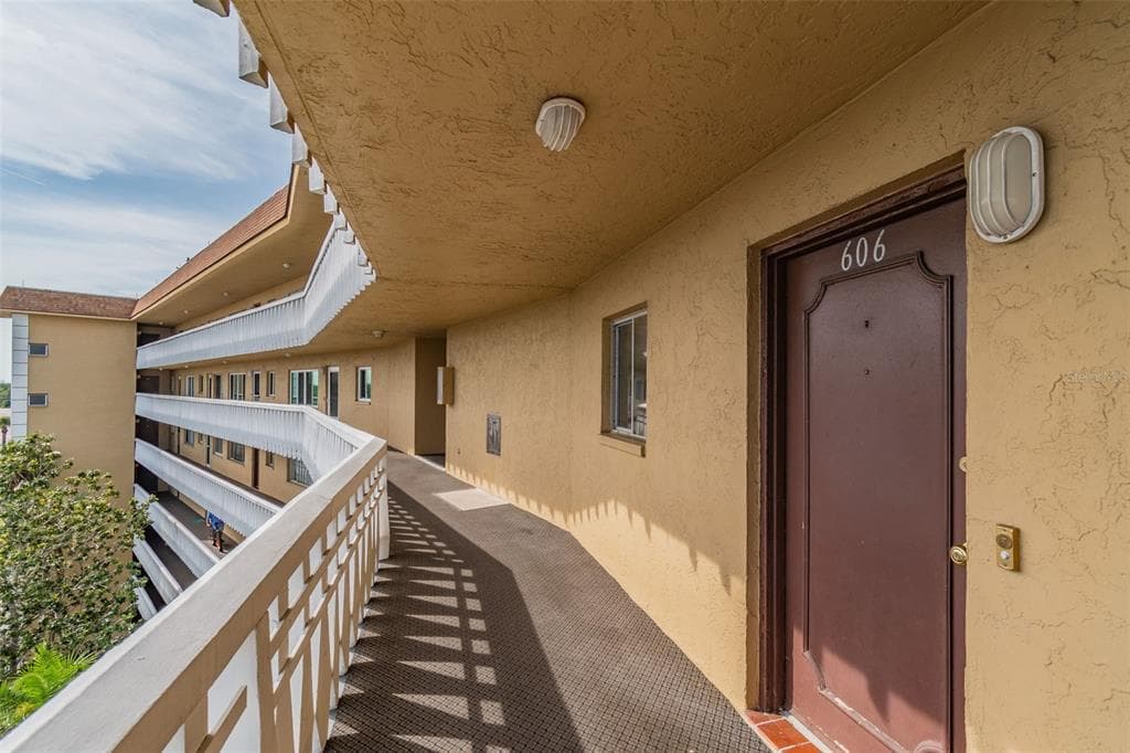 8950 PARK BLVD UNIT 606 SEMINOLE, FL 33777