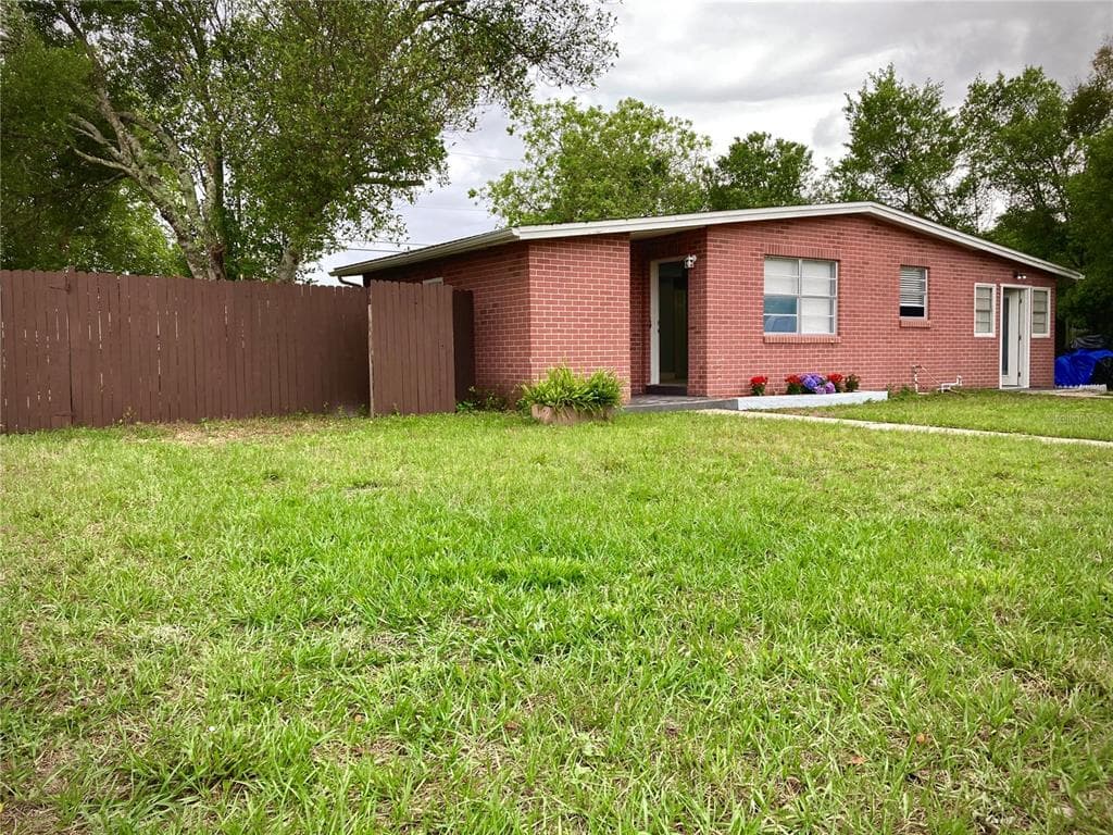 869 HALSTEAD STREET DELTONA, FL 32725