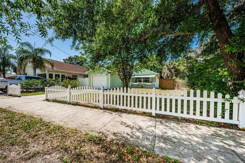 1228 E BOYER STREET TARPON SPRINGS, FL 34689