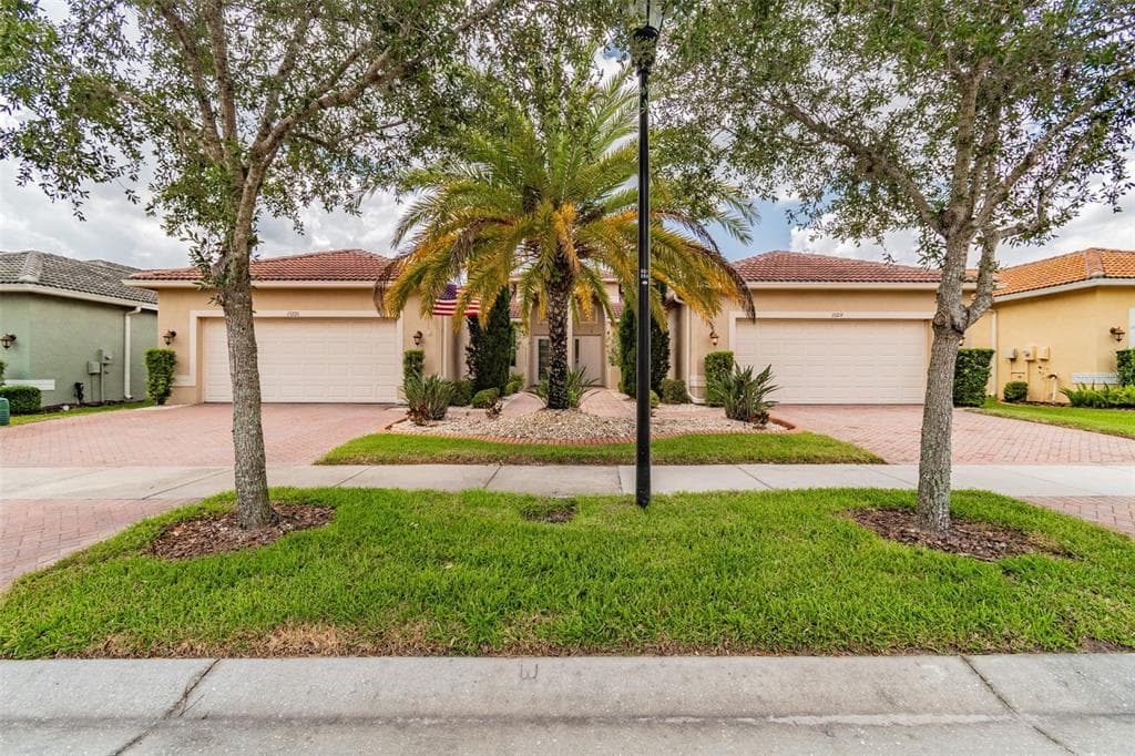 15719 AURORA LAKE CIR WIMAUMA, FL 33598