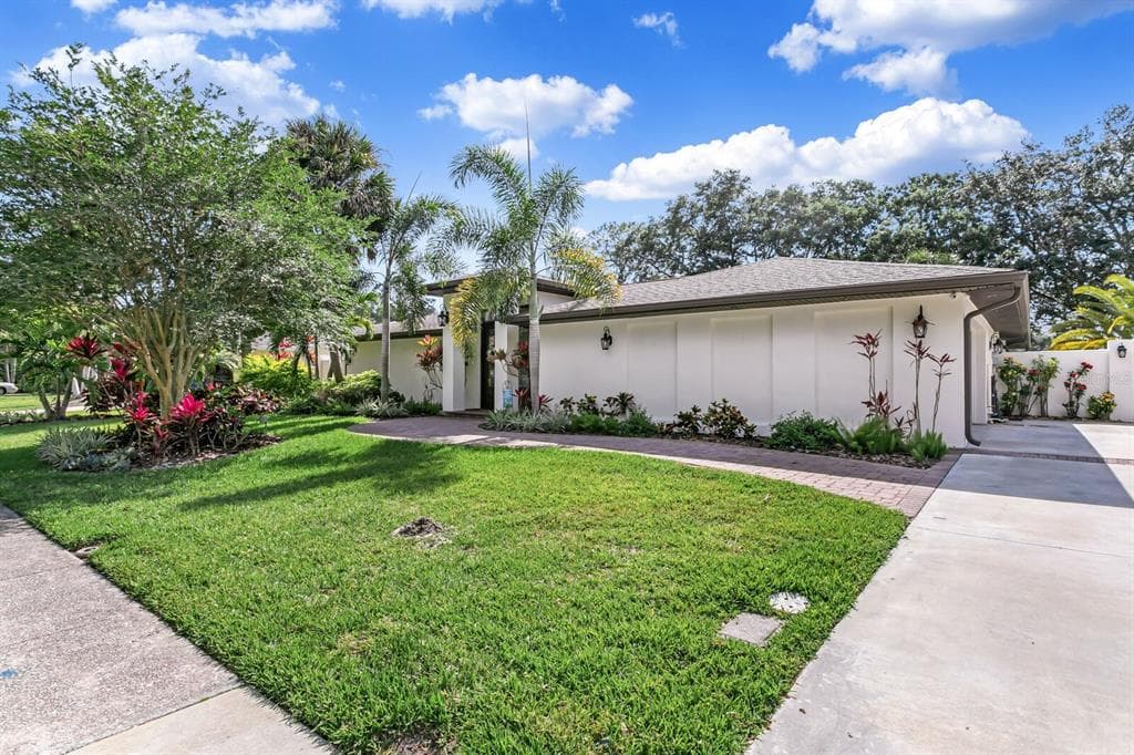 6400 BURNING TREE DRIVE SEMINOLE, FL 33777
