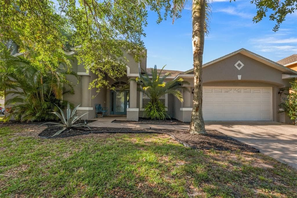 2711 KING SURREY COURT VALRICO, FL 33596