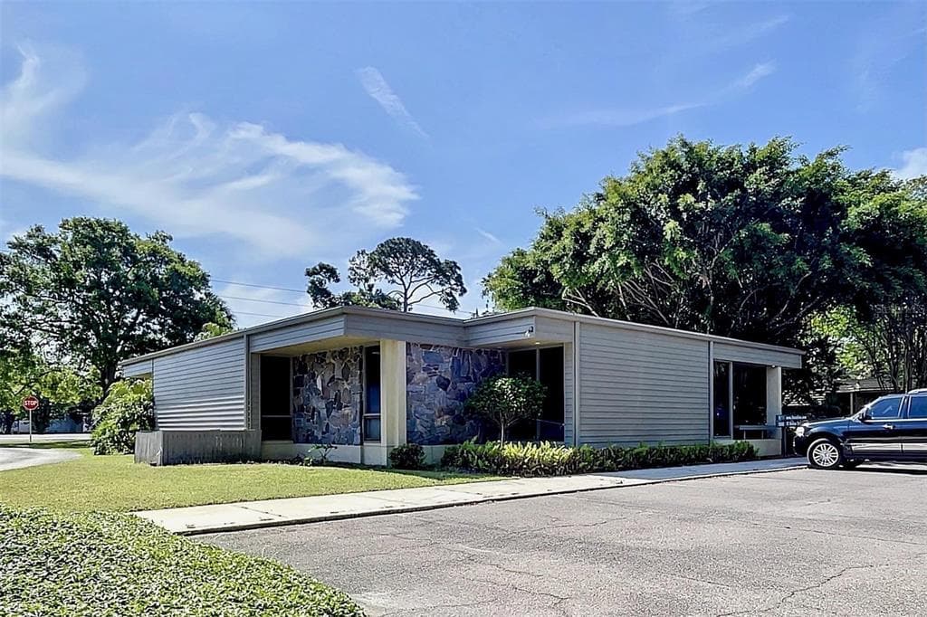 1960 BAYSHORE BOULEVARD DUNEDIN, FL 34698