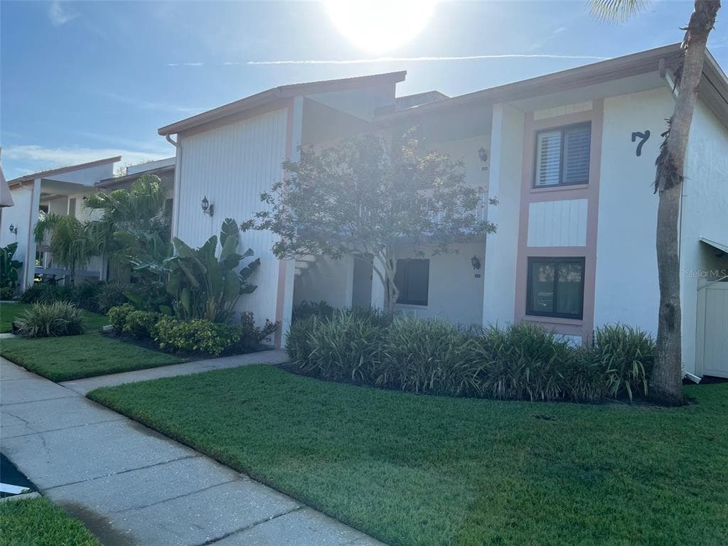 106 LAKEVIEW COURT UNIT 106 OLDSMAR, FL 34677
