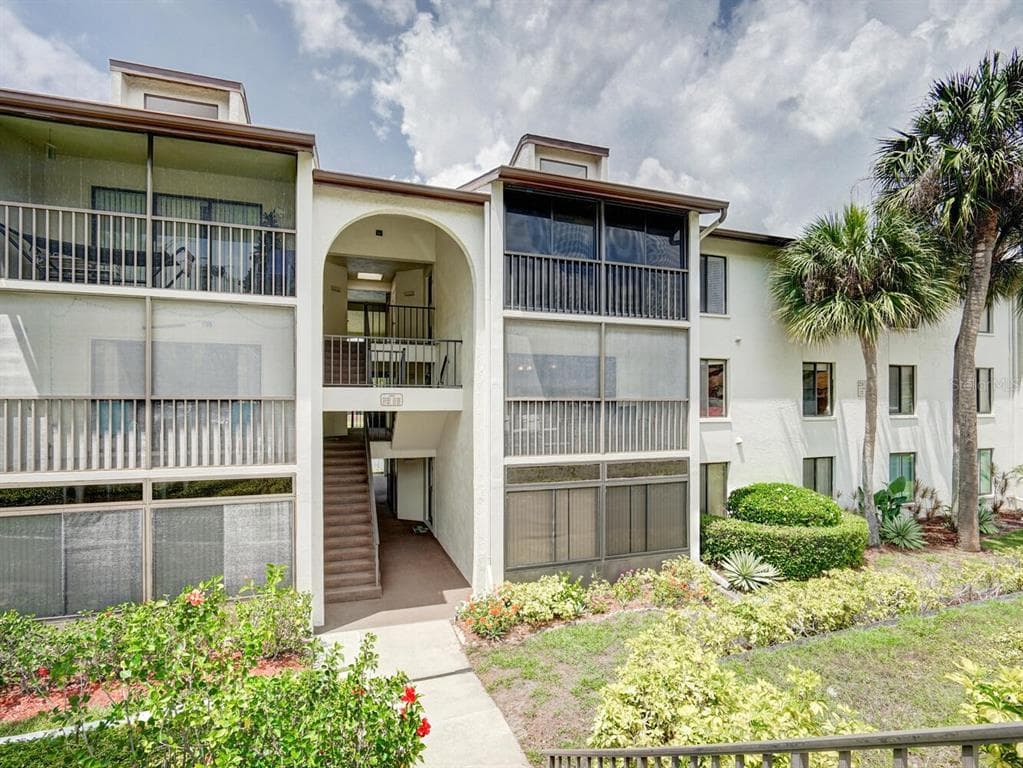 2677 PINE RIDGE WAY N UNIT D2 PALM HARBOR, FL 34684