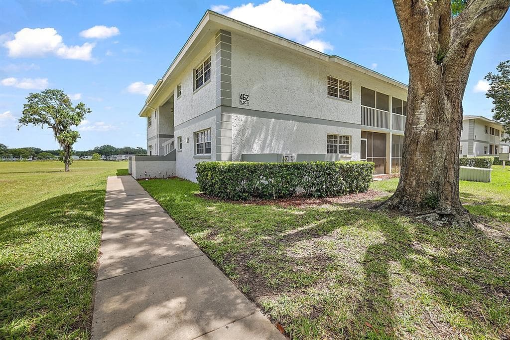 462 FAIRWAYS CIRCLE UNIT D104 OCALA, FL 34472