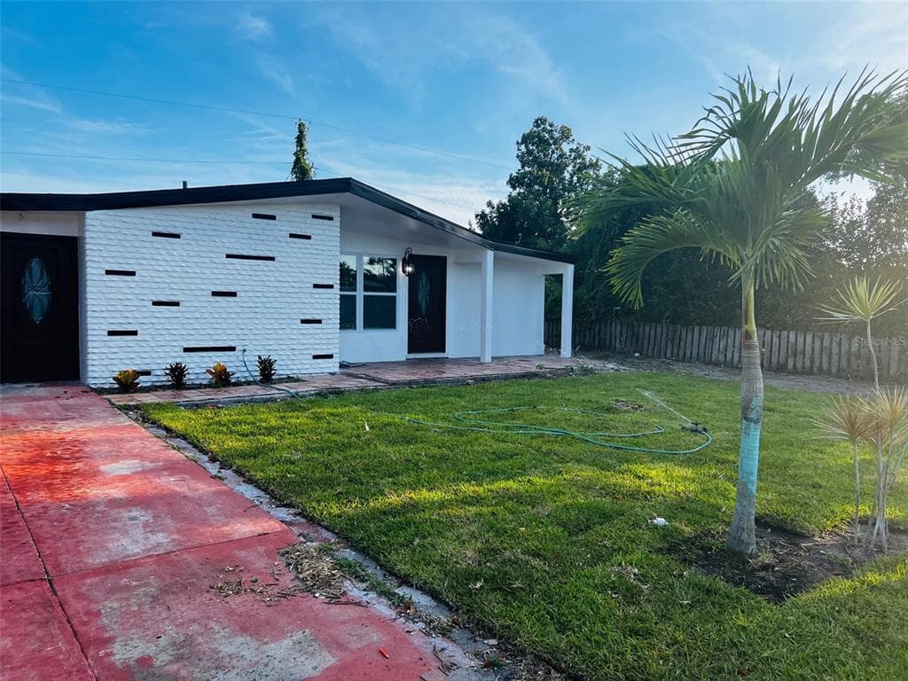 2404 EMORY AVENUE BRADENTON, FL 34207