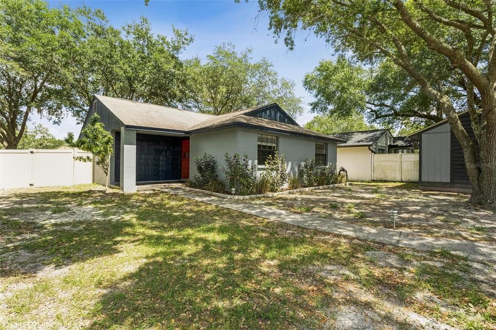 16051 GRASS LAKE DRIVE TAMPA, FL 33618