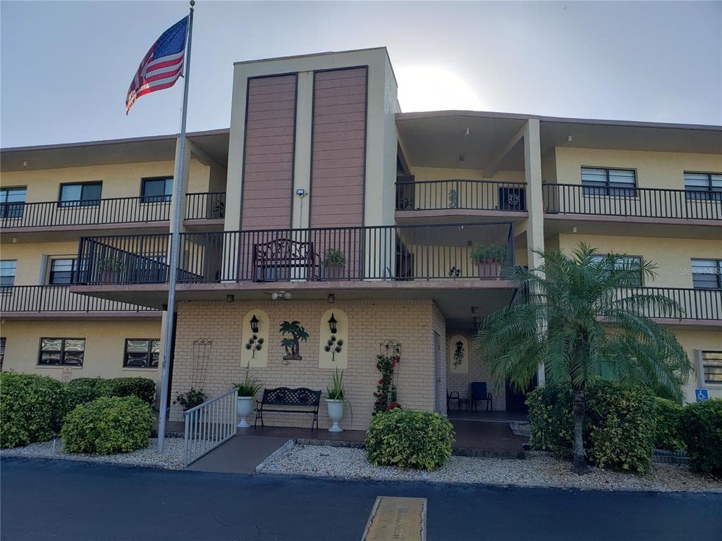 7951 58TH AVENUE N UNIT 311 ST PETERSBURG, FL 33709