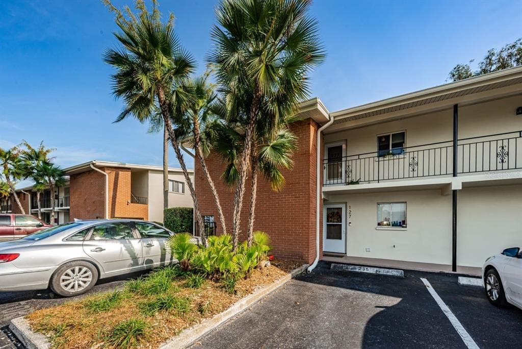 4520 OVERLOOK DRIVE NE UNIT 127 ST PETERSBURG, FL 33703