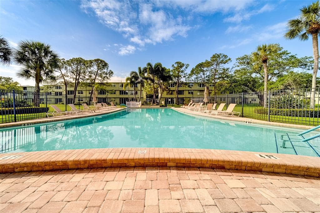 4885 1ST STREET NE UNIT 305 ST PETERSBURG, FL 33703