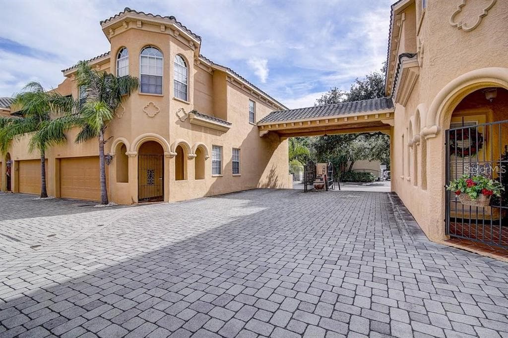 2911 HANSEN MANOR LANE TAMPA, FL 33611