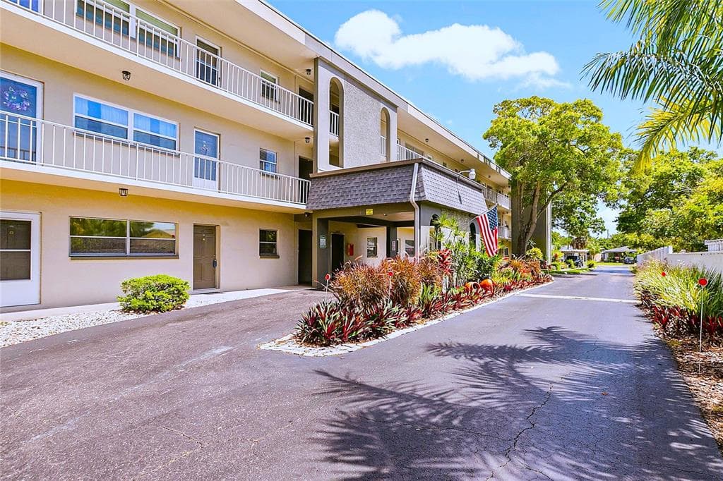 5890 38TH AVENUE N UNIT 109 ST PETERSBURG, FL 33710