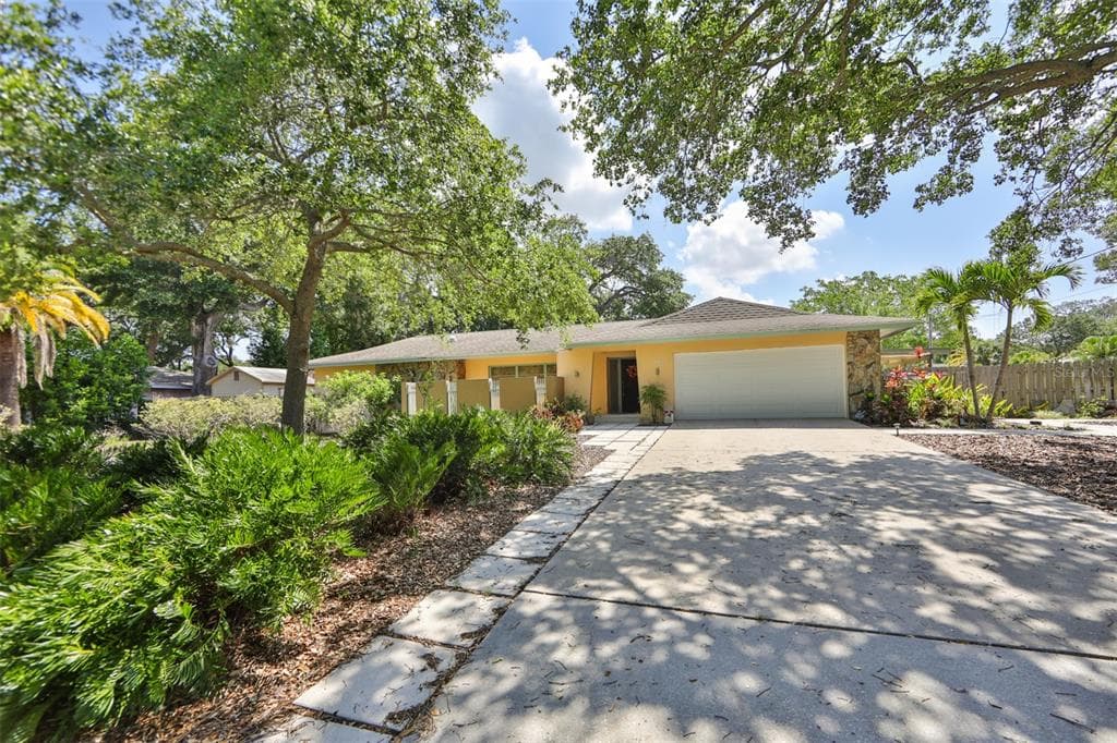 701 BLUFF VIEW DRIVE