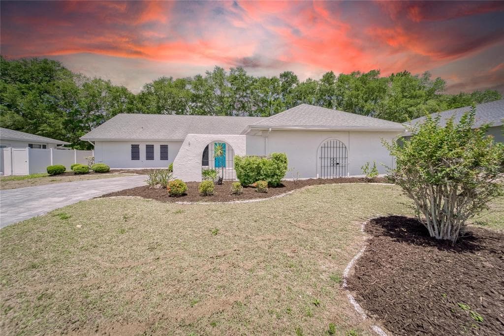 1611 NEW BEDFORD DRIVE SUN CITY CENTER, FL 33573