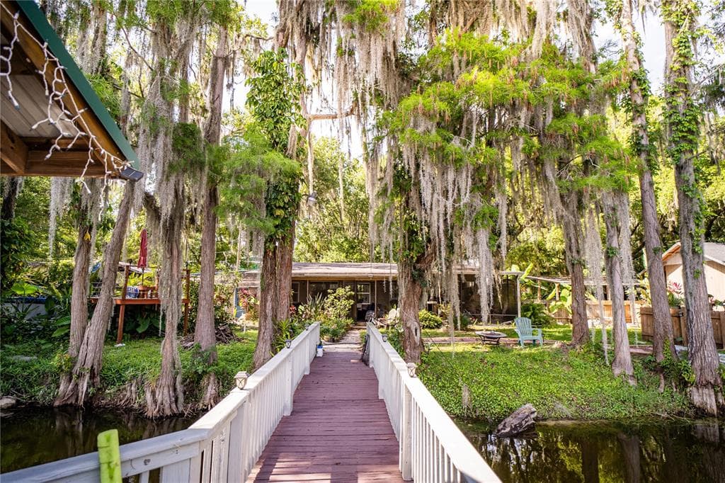 21018 LITTLE LAKE THOMAS ROAD LAND O LAKES, FL 34638