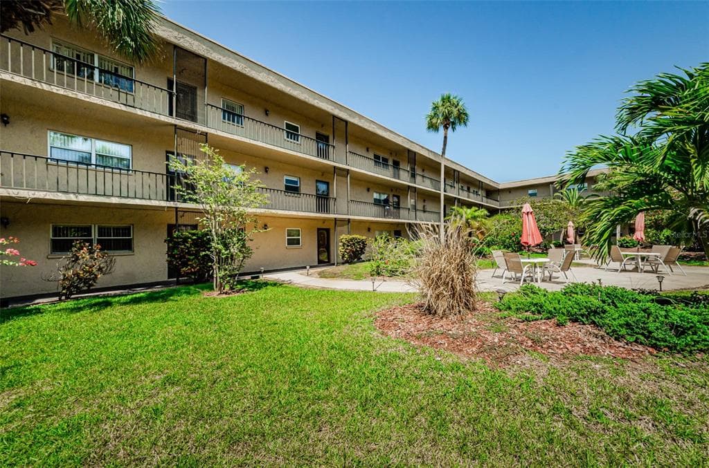 11485 OAKHURST ROAD UNIT 111 LARGO, FL 33774