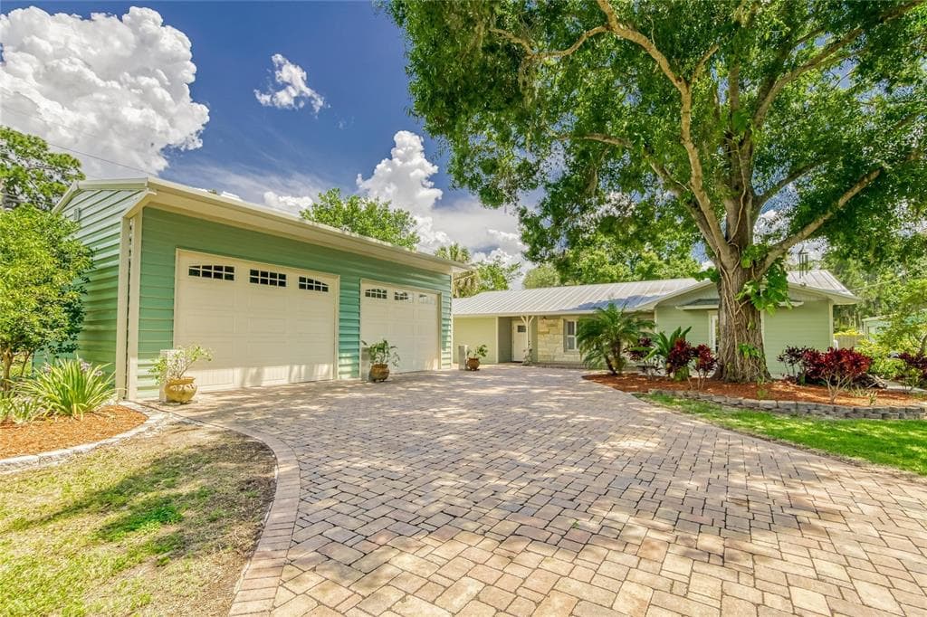 402 DICKMAN DR SW RUSKIN, FL 33570