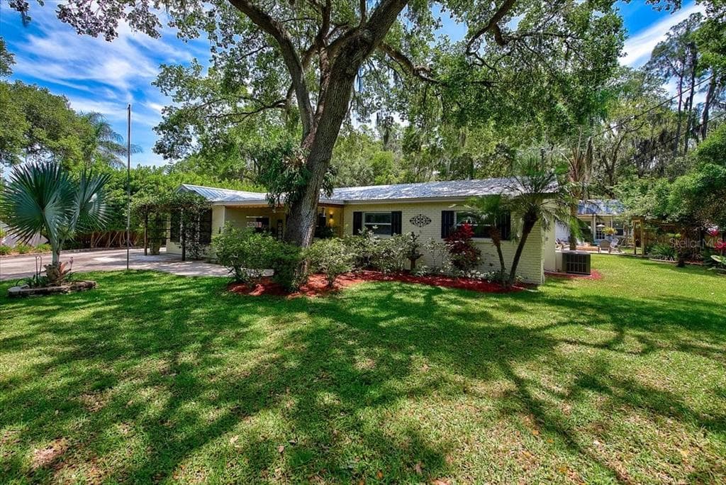1110 S WIGGINS ROAD PLANT CITY, FL 33566