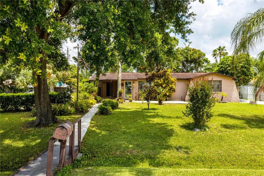 8115 N THATCHER AVENUE TAMPA, FL 33614
