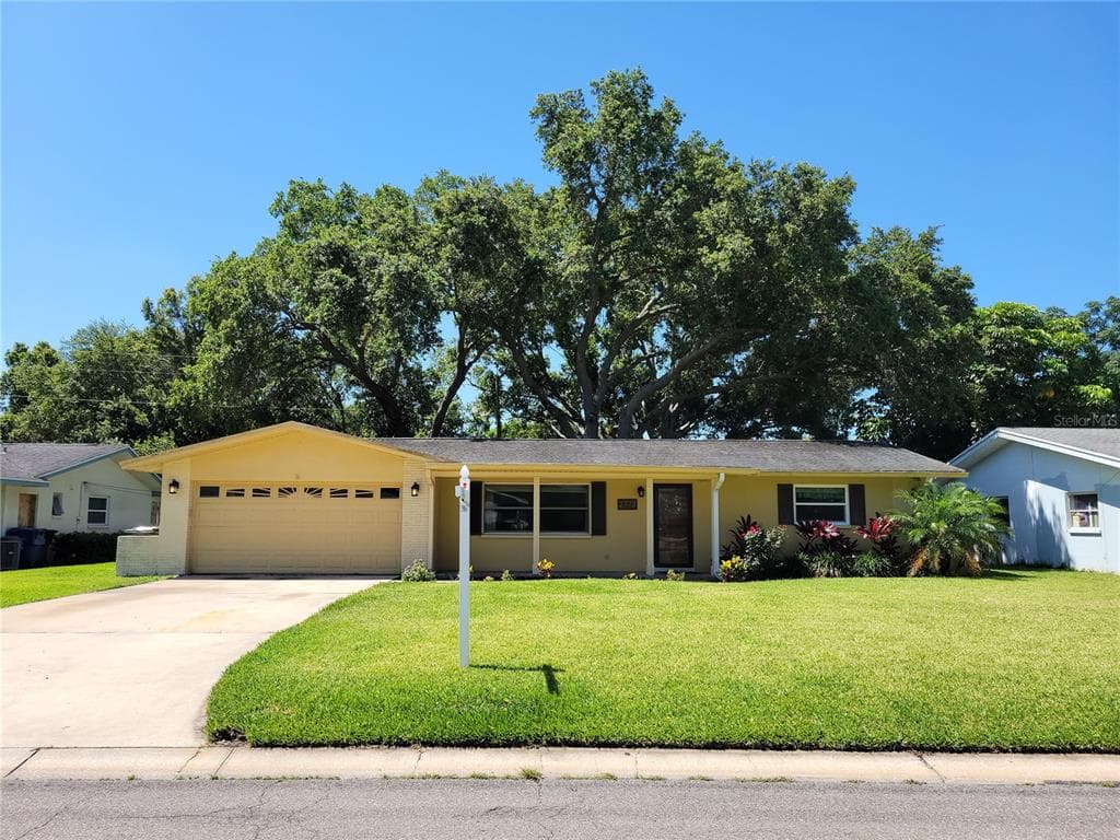 2772 ROBERTA STREET LARGO, FL 33771