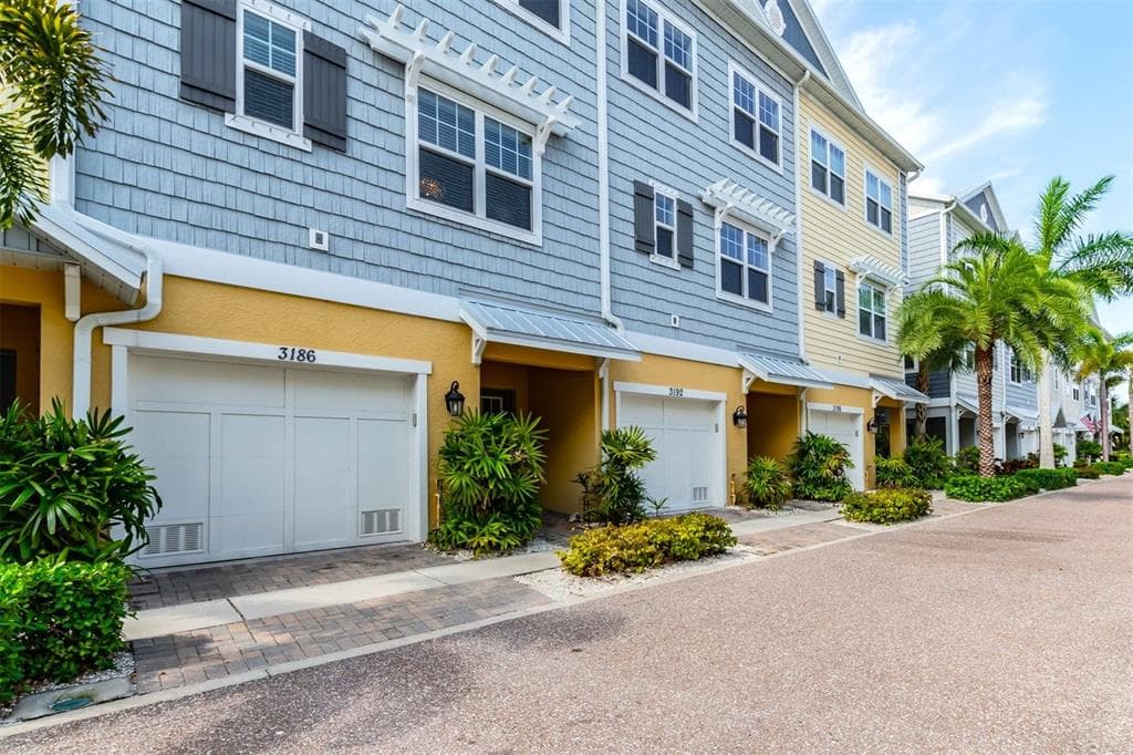 3186 MOORINGS DRIVE S ST PETERSBURG, FL 33712