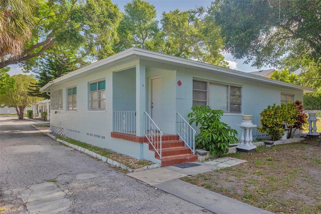 1102 SUNSET POINT ROAD UNIT 6/House CLEARWATER, FL 33755