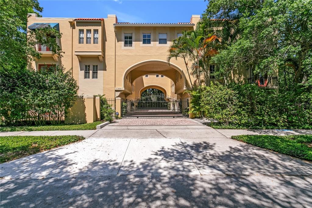 3010 W STOVALL STREET UNIT E TAMPA, FL 33629