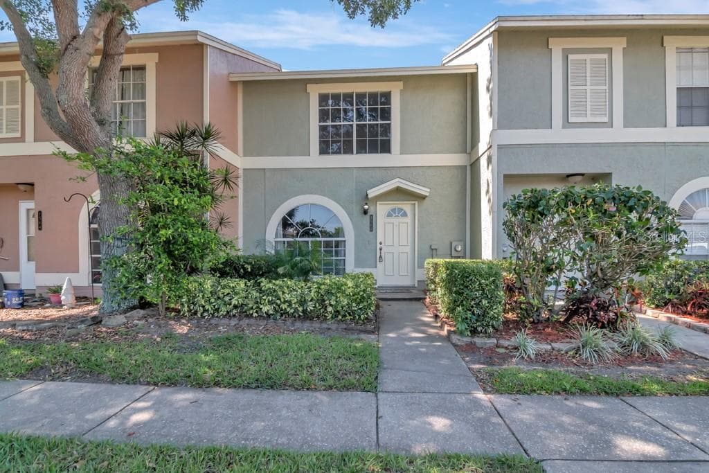 1562 CHATEAUX DE VILLE COURT CLEARWATER, FL 33764