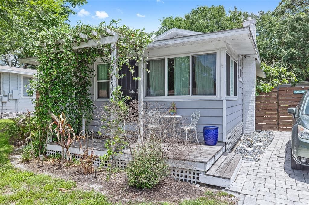 6915 N LYNN AVENUE TAMPA, FL 33604