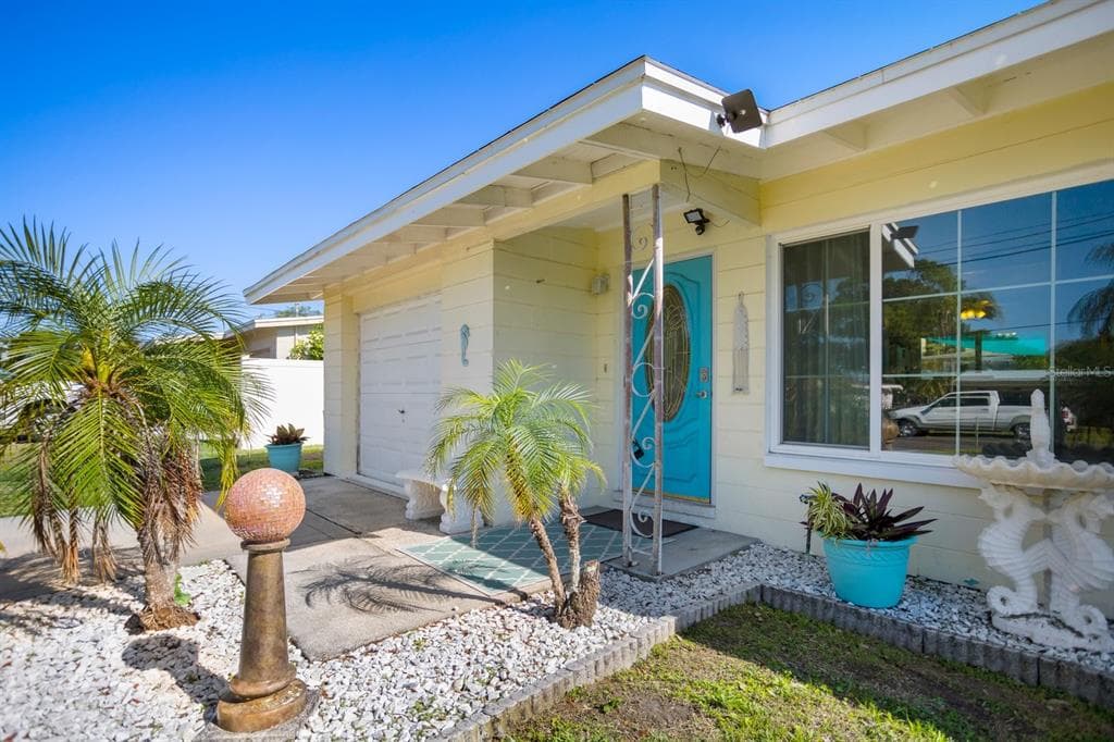 10970 VALENCIA TERRACE SEMINOLE, FL 33772