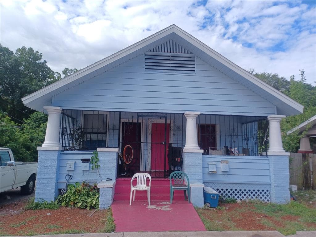 1005 E LAKE AVENUE TAMPA, FL 33605