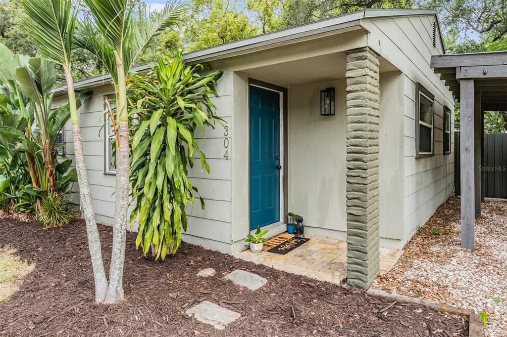 304 E HYDRANGIA STREET TAMPA, FL 33612