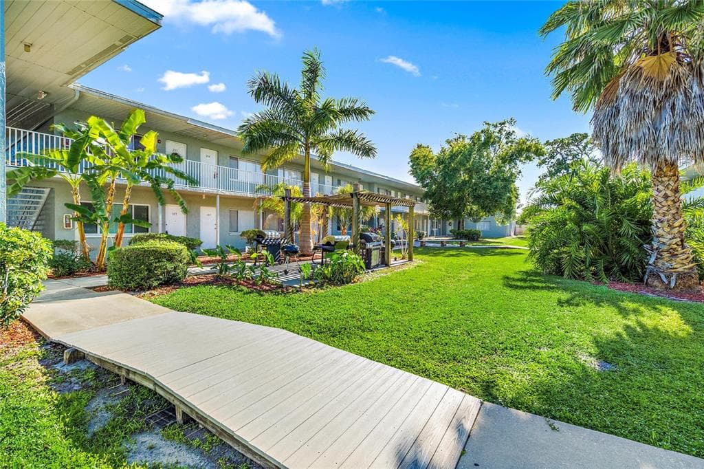 379 47TH AVENUE N UNIT 103 ST PETERSBURG, FL 33703