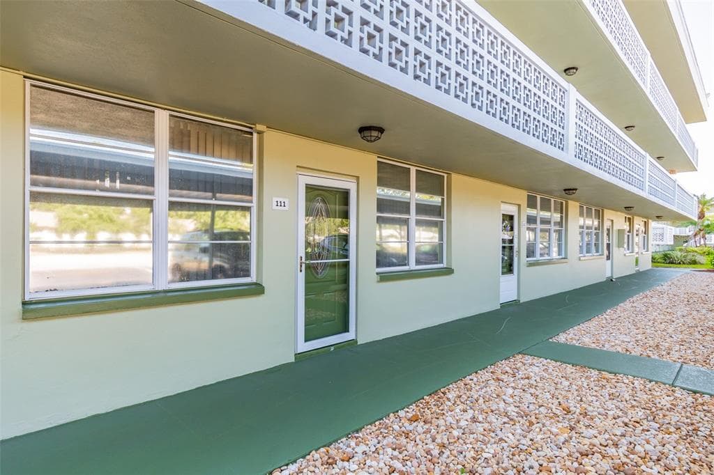 4885 1ST ST NE UNIT 111 ST PETERSBURG, FL 33703