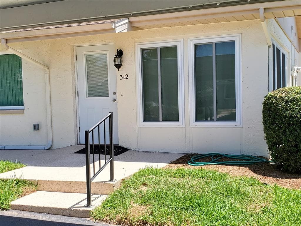 312 GLOUCESTER BOULEVARD UNIT 9 SUN CITY CENTER, FL 33573