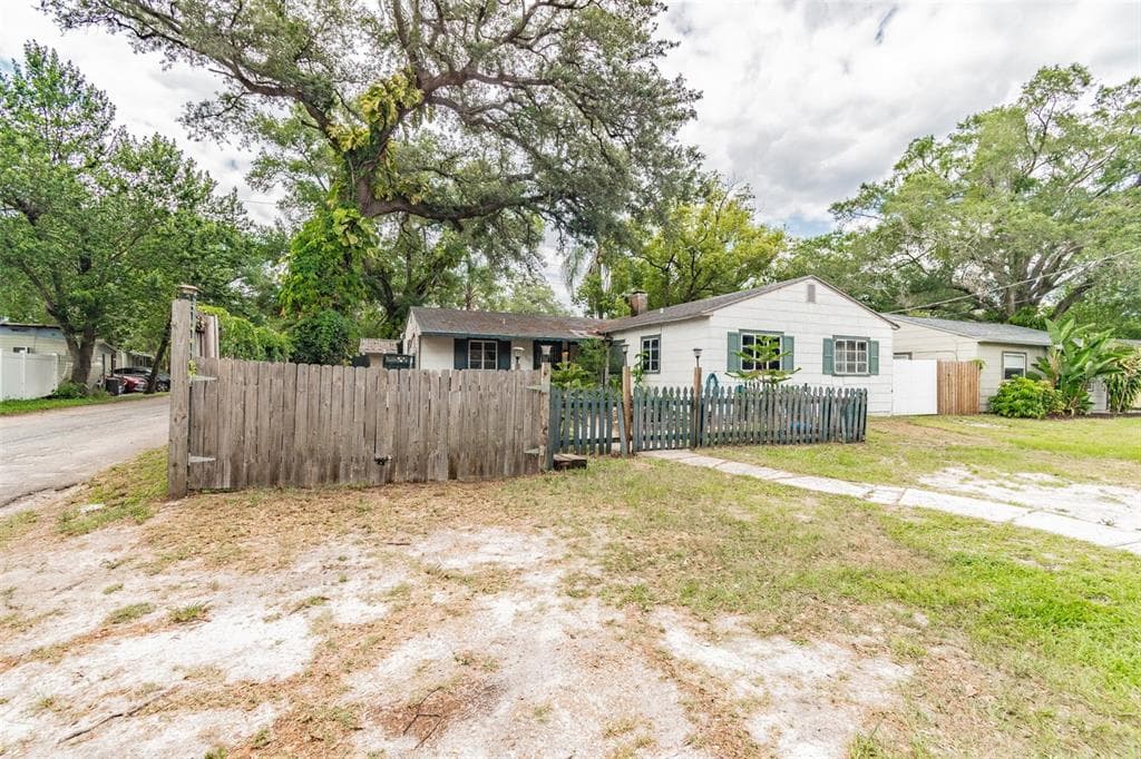302 E HYDRANGIA STREET TAMPA, FL 33612