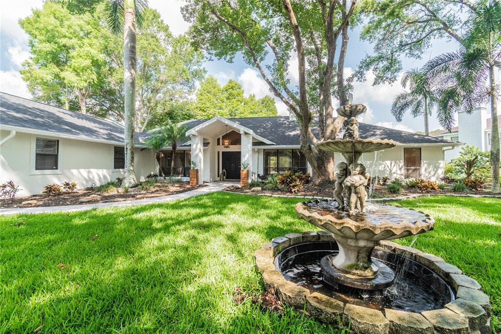 10106 LAKE COVE LANE TAMPA, FL 33618