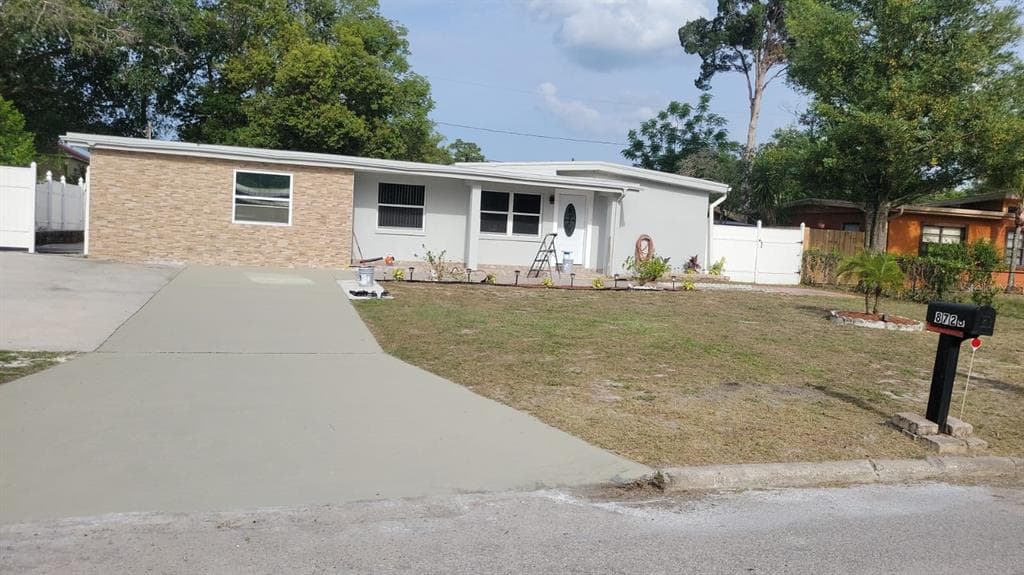 8723 N RENFREW PLACE TAMPA, FL 33604