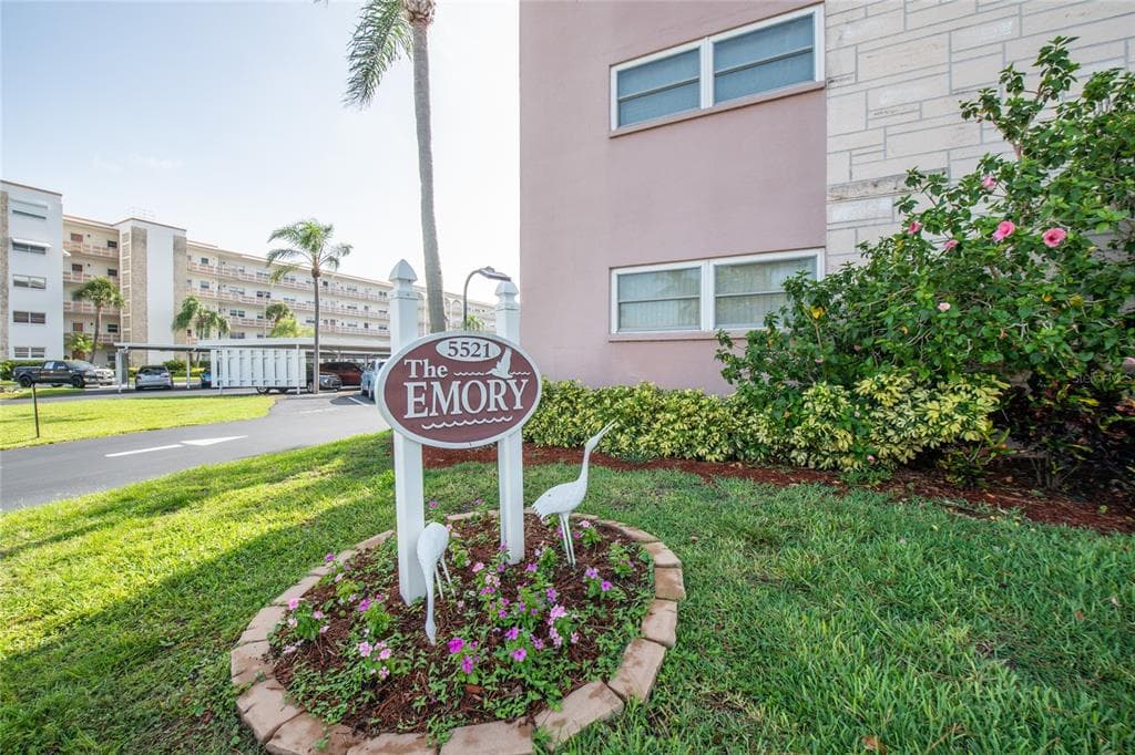 5521 80 STREET N UNIT 401 ST PETERSBURG, FL 33709