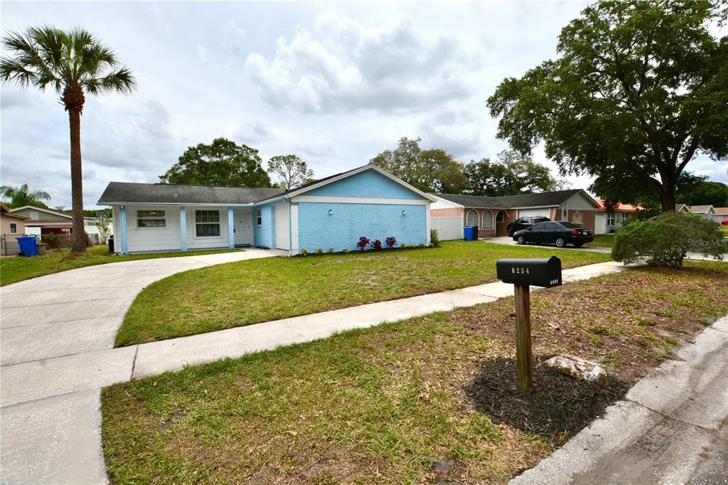 8254 GREENLEAF CIRCLE TAMPA, FL 33615