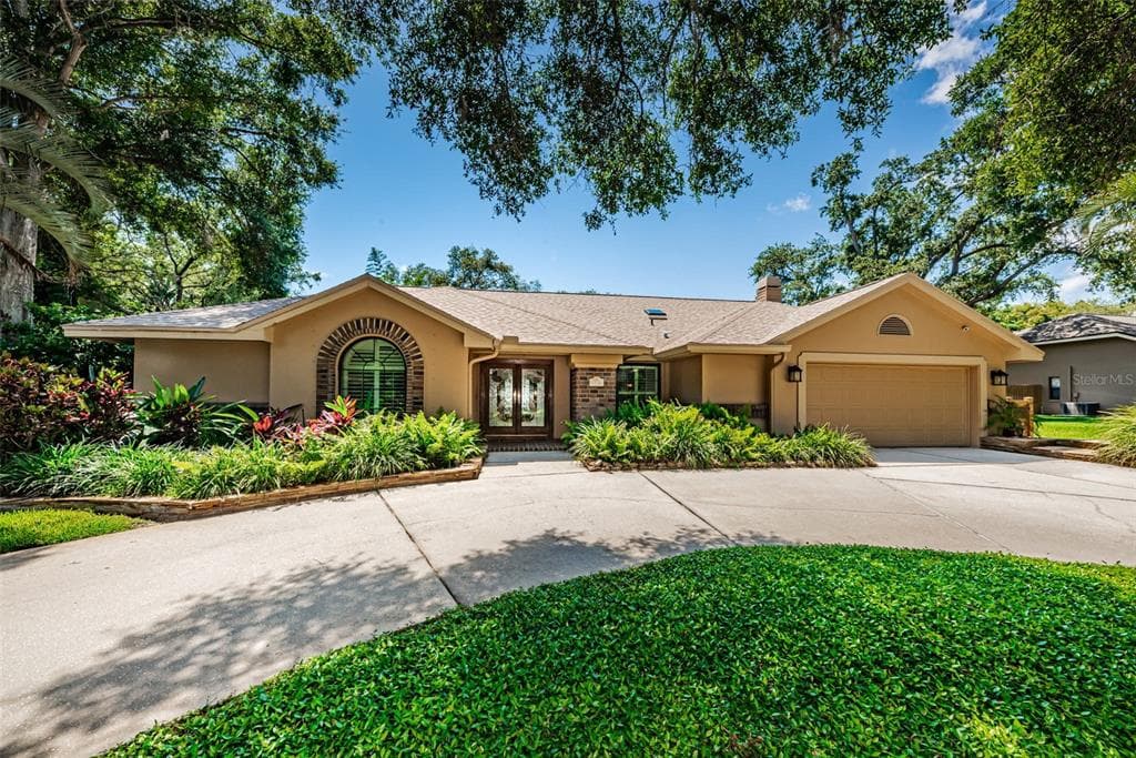 2716 COUNTRY WOODS LANE