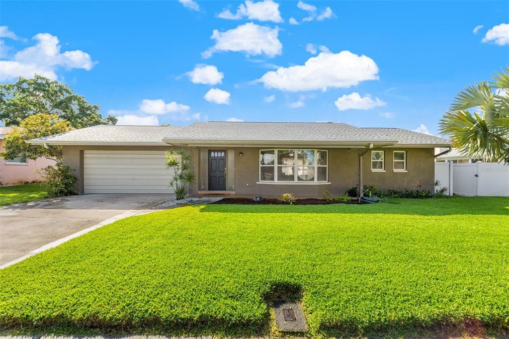 9925 COMMODORE DRIVE SEMINOLE, FL 33776