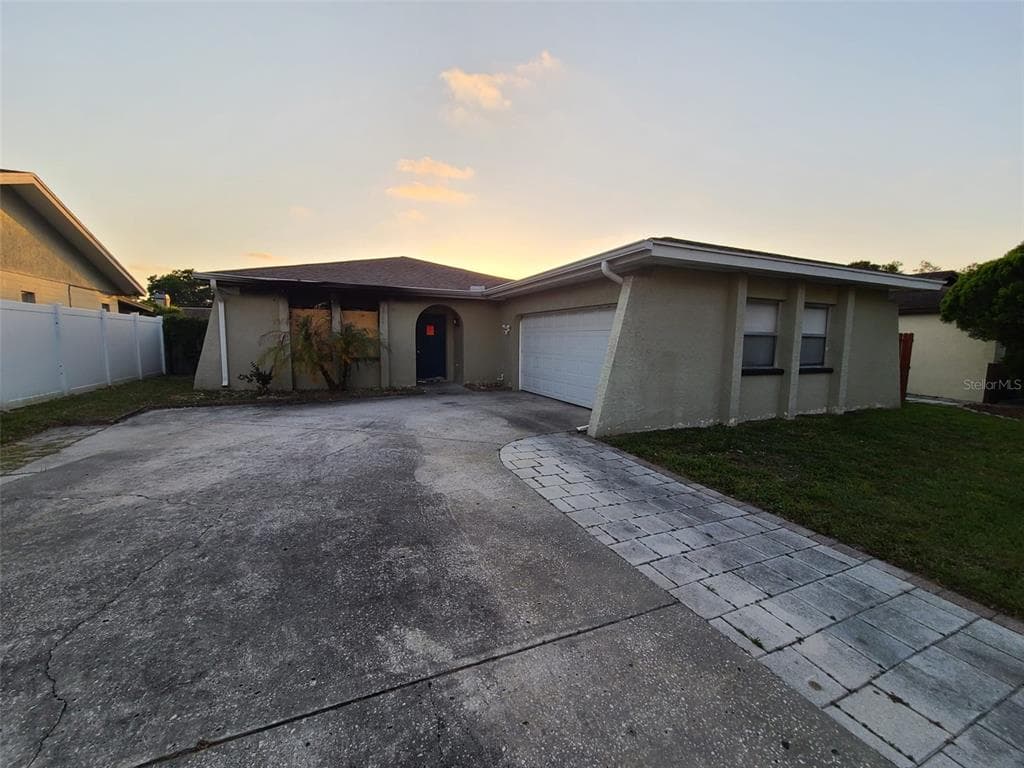 10216 OAKHAVEN DRIVE N PINELLAS PARK, FL 33782