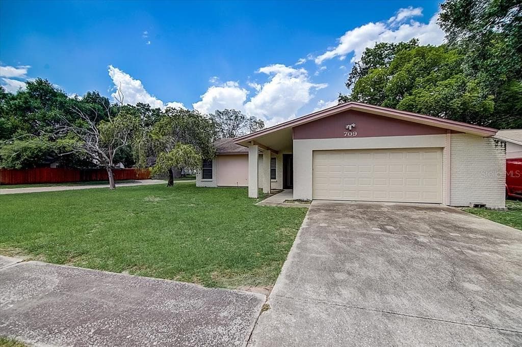 709 GATEWAY LANE TAMPA, FL 33613