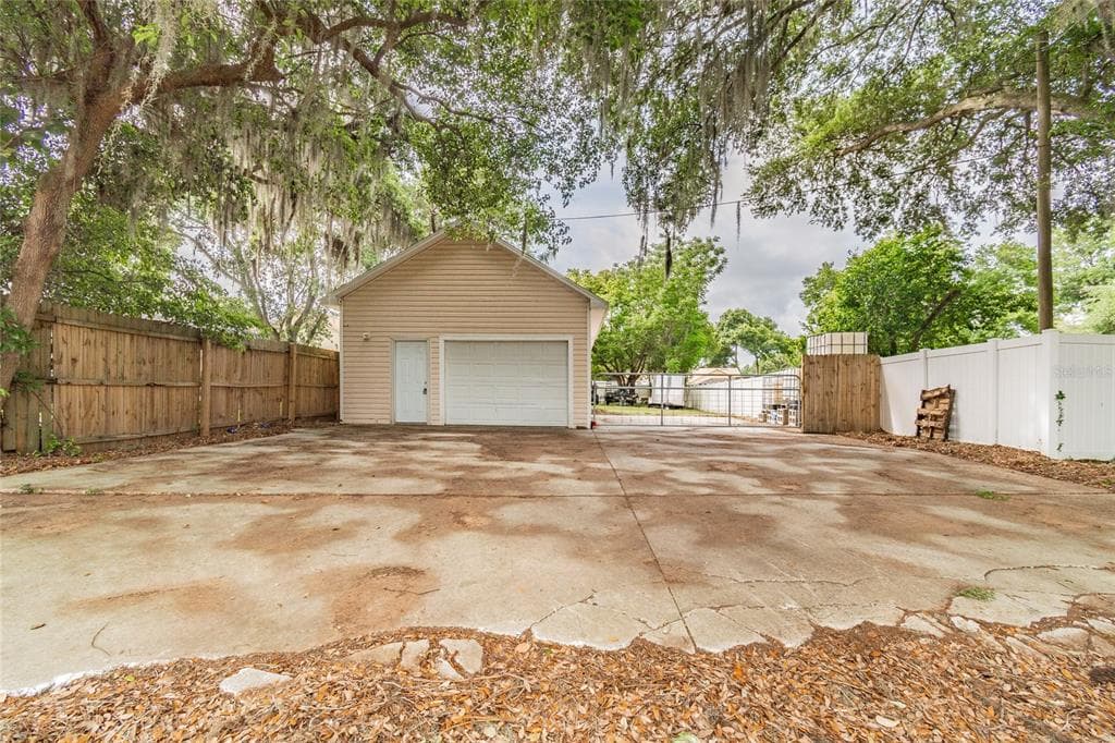 2031 BINION POPE DRIVE VALRICO, FL 33594