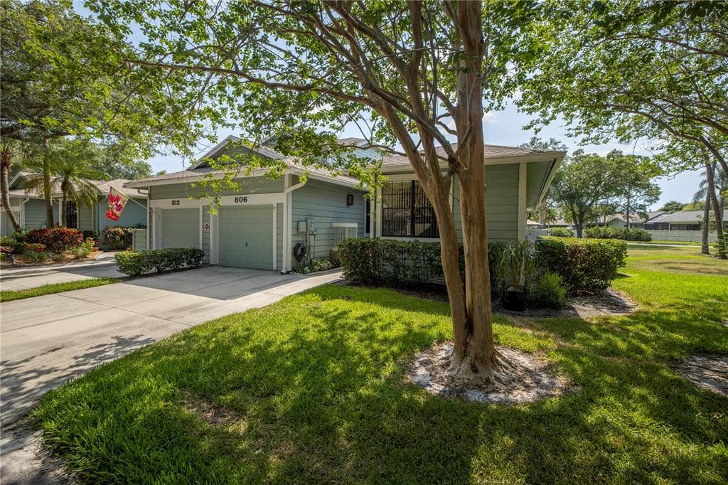 806 AMELIA COURT NE ST PETERSBURG, FL 33702