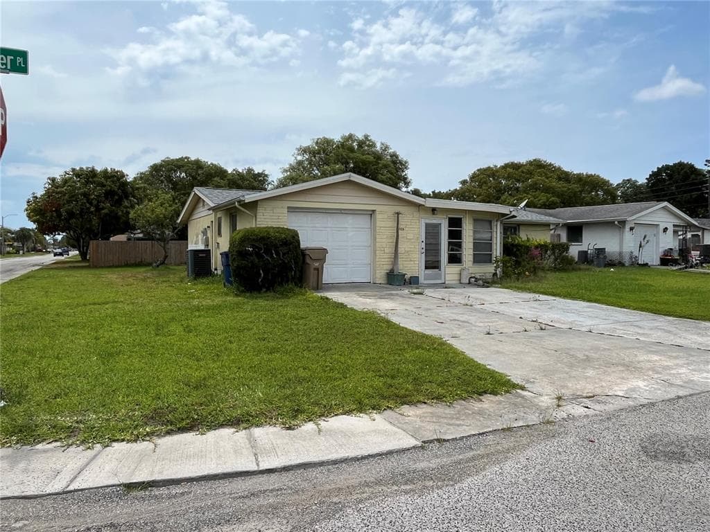 2705 GARDNER PLACE HOLIDAY, FL 34691