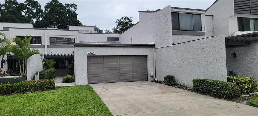 4207 FAIRWAY RUN TAMPA, FL 33618