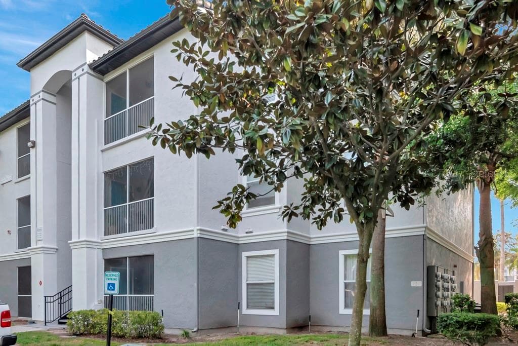 5703 LEGACY CRESCENT PLACE UNIT 302 RIVERVIEW, FL 33578